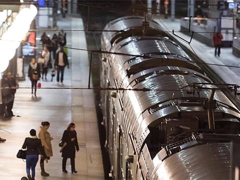 Le train de nuit Paris-Nice relancé en fanfare, premier Ministre à bord !