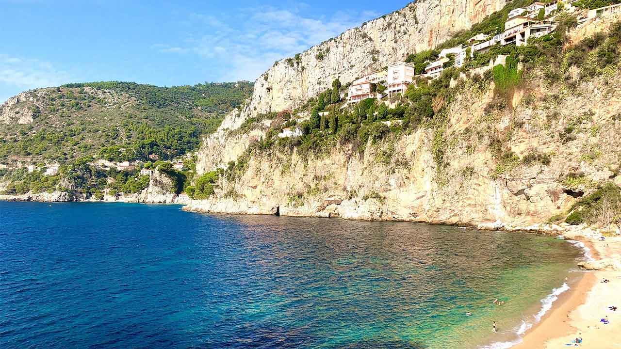 La Mala à Cap-d’Ail, au top 30 des plages françaises les plus recherchées