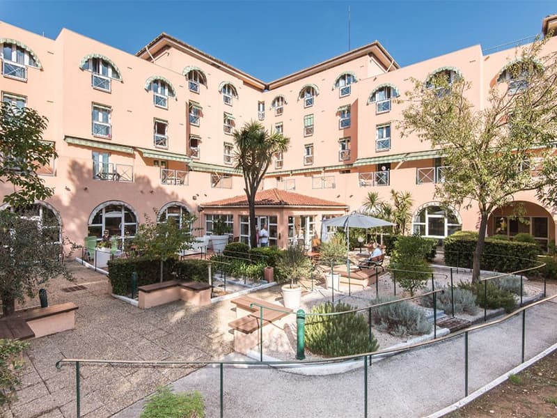 Coronavirus : lueurs d'espoir en France, drame à Mougins