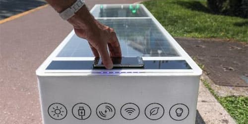 Smart City : Cannes en pionnière des bancs solaires connectés