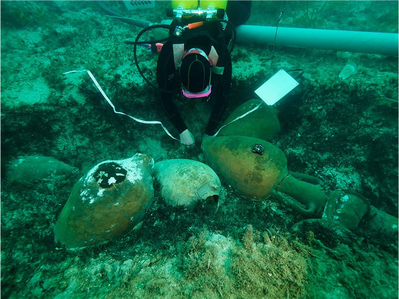 Archéologie : un trésor d'amphores découvert en baie de Cannes