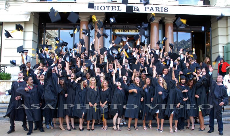 Monaco : le"lancer de chapeaux" des diplômés 2007 de l'IUM