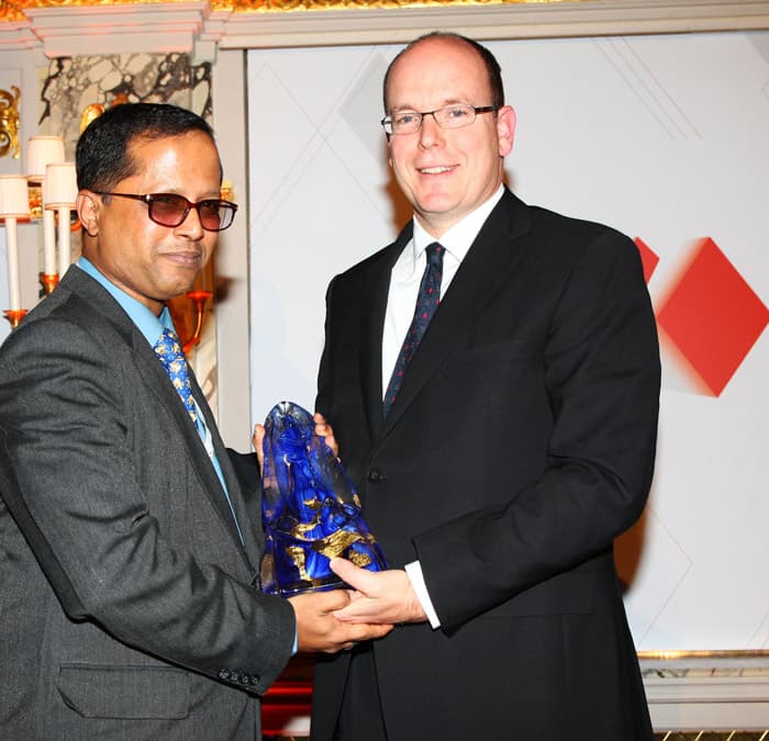 Le prix du Monaco Media Forum à Choudhury, journaliste du Bangladesh
