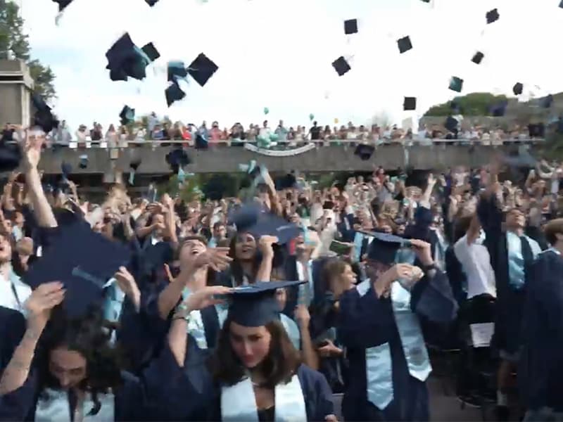 Cérémonie de remise de diplômes au CIV : les “mortarboards” ont volé !