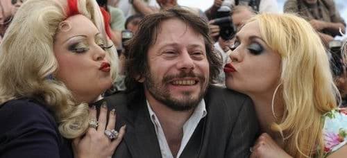 Mathieu Amalric sous le charme de ses effeuilleuses