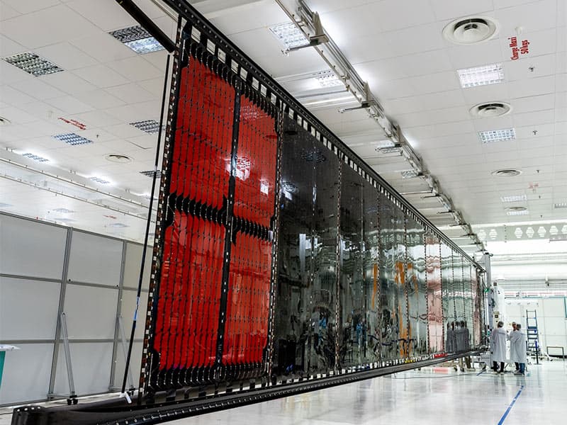 Première européenne à Cannes : des panneaux solaires flexibles pour l’espace 