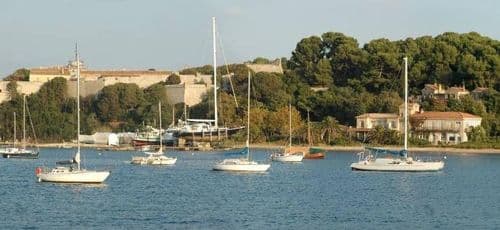 Ile Sainte Marguerite : l’hôtel et le chantier naval en question