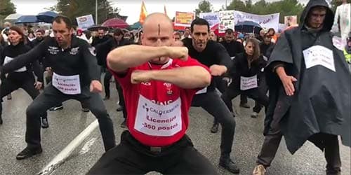 Galderma Sophia : le "haka" des salariés que Nestlé veut licencier