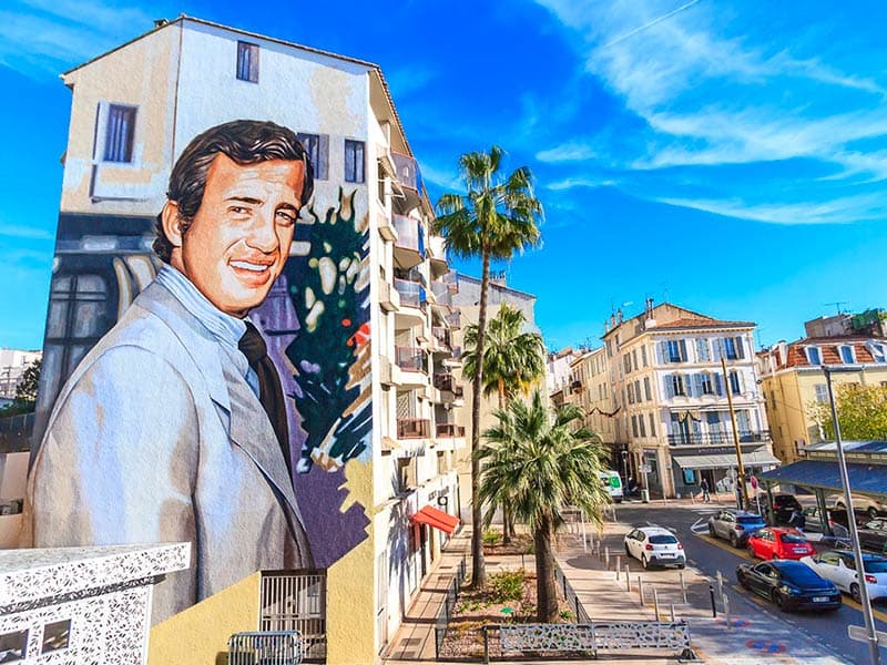 Cannes : la ville du festival rend hommage à Bébel 