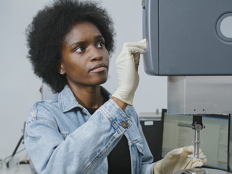 Sophia : le Prix Jeunes Talents L’Oréal-UNESCO à la chercheuse Kindness Isukwem 