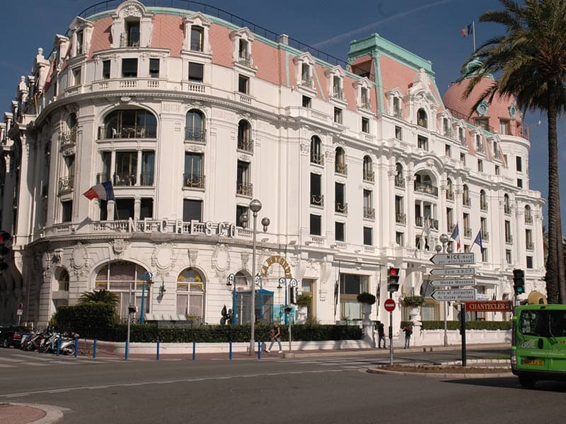 Negresco à Nice : le tourisme azuréen rend hommage à Jeanne Augier