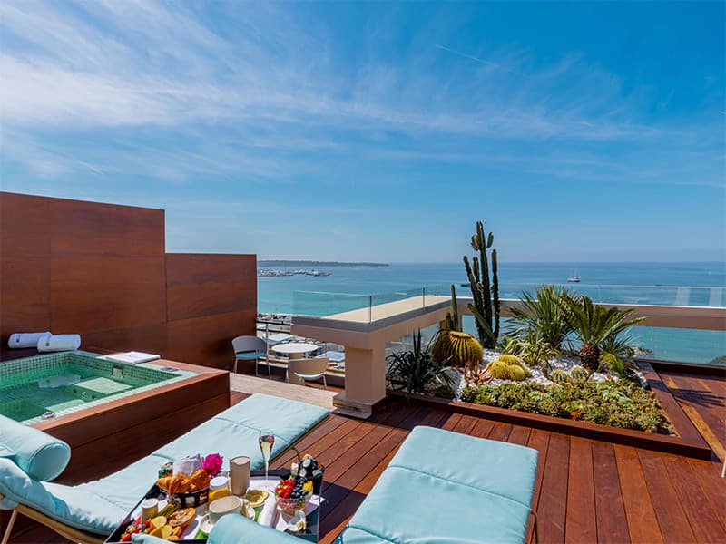 Croisette : le Grand Hôtel rénové rouvre en Mondrian Cannes
