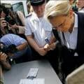 Tests salivaires : Michèle Alliot Marie veut tordre le cou à certaines rumeurs