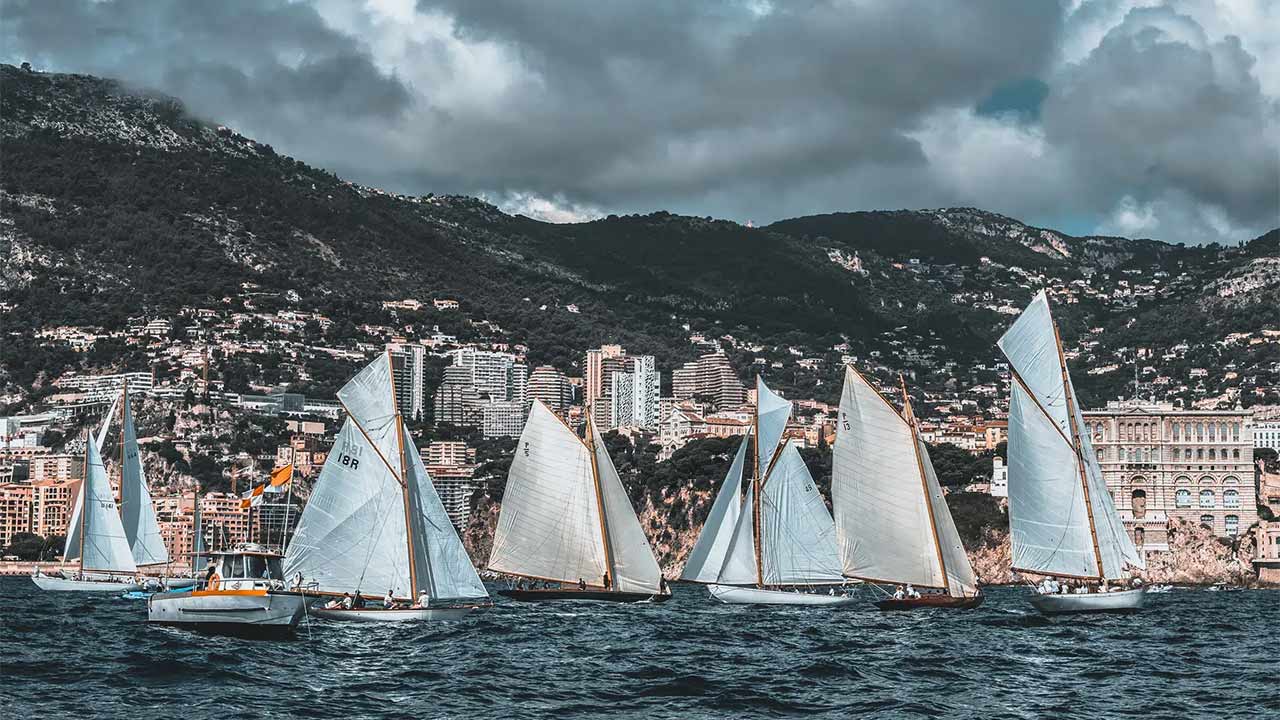 Yachts de légende à voile ou à moteur à la Monaco Classic Week