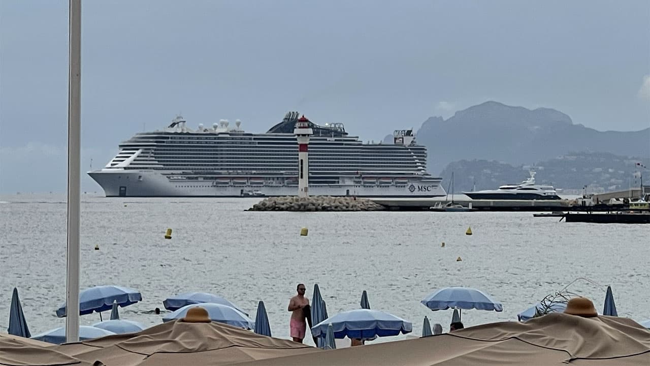 Croisières : un arrêté pour mettre fin à la guerre contre les “villes flottantes”