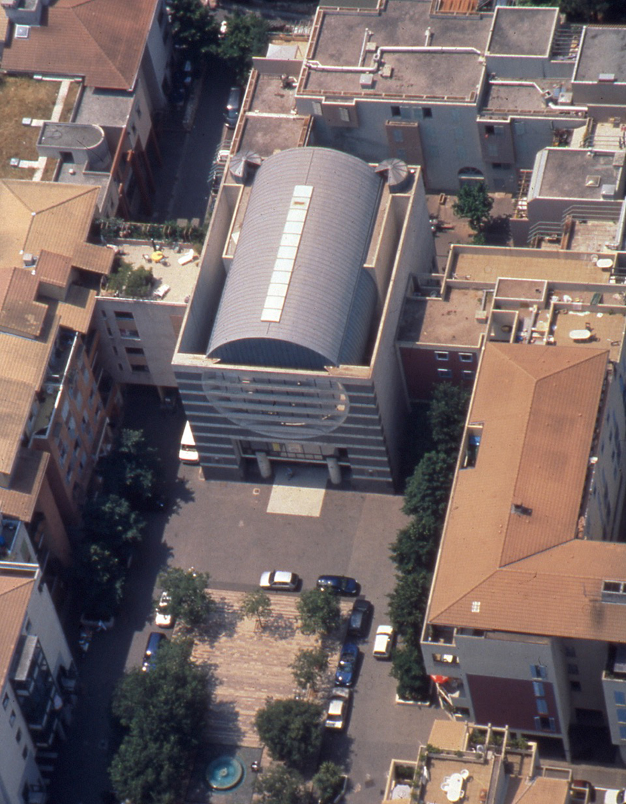 Une vue aérienne du bâtiment.