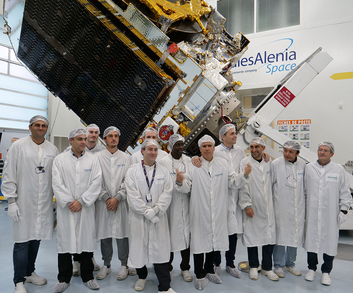 Une partie de l'équipe cannoise qui a participé à la conception et à la construction du satellite.