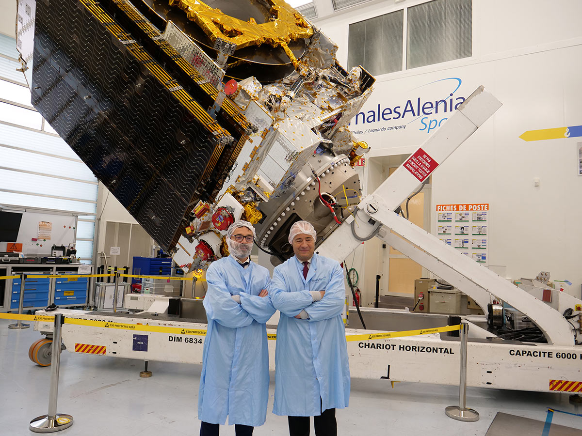 Jean-Loïc Galle, Pdg de Thales Alenia Space et Yohann Leroy, directeur général délégué d'Eutelsat devant Konnect