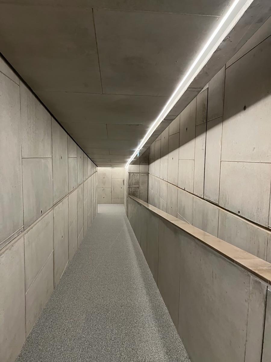 Un joli travail de béton pour les couloirs qui montent aux étages. (Photo JL)